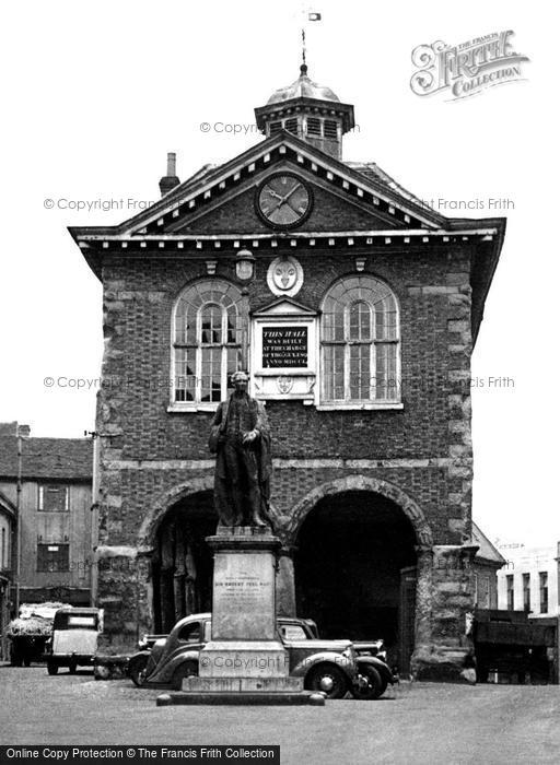 Photo of Tamworth, Town Hall And Statue Of Sir Robert Peel c.1950