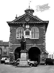 Town Hall And Statue Of Sir Robert Peel c.1950, Tamworth