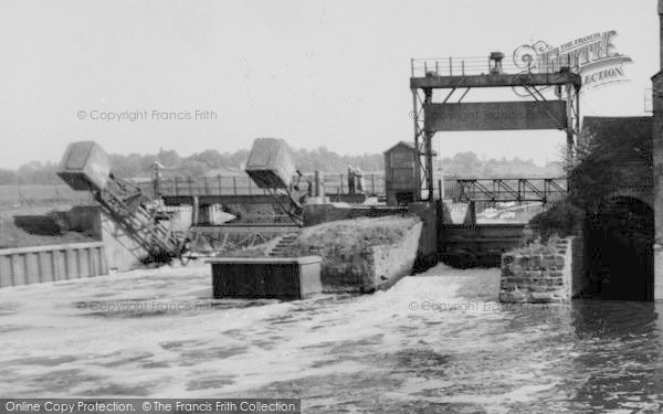Photo of Tewkesbury, Mill Bank Weir c.1960