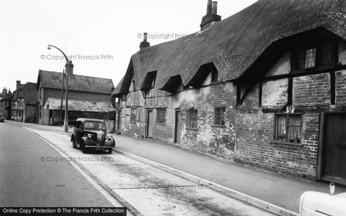 Photo of Thatcham, Thatched Cottages c.1960