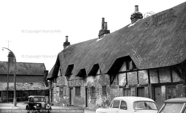 Photo of Thatcham, Thatched Cottages c.1960