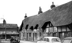 Thatcham, Thatched Cottages c1960