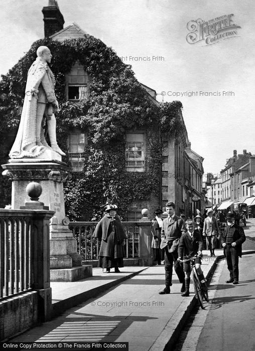 Photo of Tiverton, Gold Street, Edward The Peacemaker's Statue 1920
