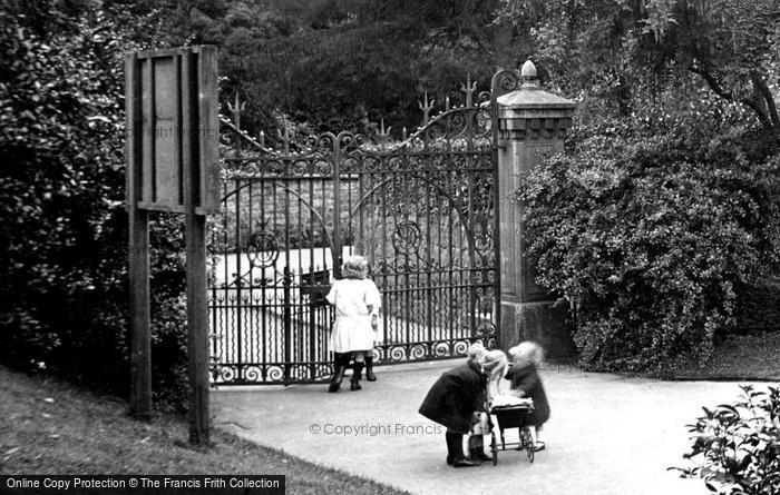 Photo of Tiverton, The Park Gates 1920