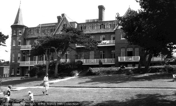 Photo of Totland Bay, Totland Chalet Hotel c.1960