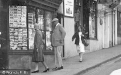 Fore Street, Window-Shoppers 1928, Totnes
