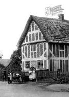 Family And Thatched Cottage 1897, Totternhoe