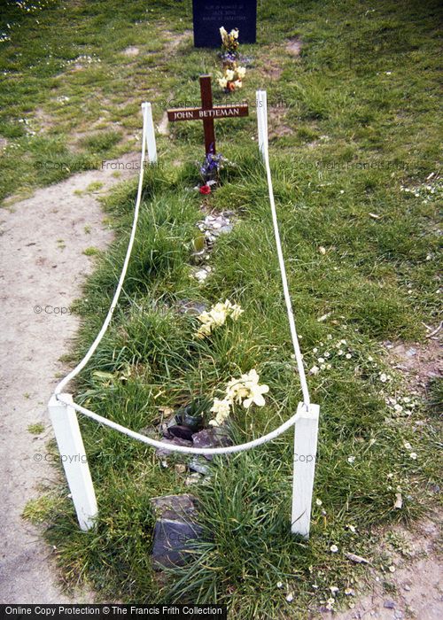 Photo of Trebetherick, John Betjeman's Grave, St Endoc 1985