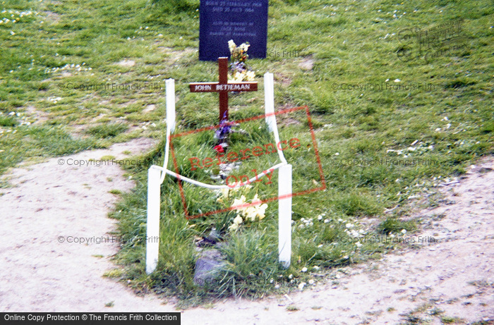 Photo of Trebetherick, John Betjeman's Grave, St Endoc 1985