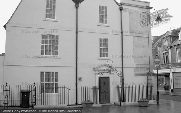 Photo of Trowbridge, Trompe L'oeil, Roundstone Street 2004
