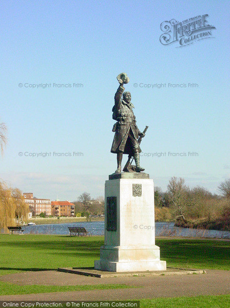 Photo of Twickenham, War Memorial, Radnor Gardens 2005