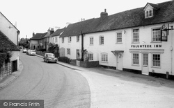Twyford, Queen Street and Volunteer Inn c1965