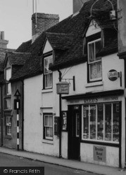 Reed's Shop, London Road c.1960, Twyford