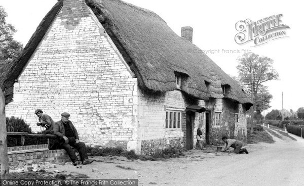 Photo of Uffington, Thatched Cottage c.1955