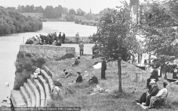 Photo of Upton Upon Severn, People On The Riverbank c.1955