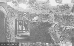 Ladies At The Wishing Well 1923, Upwey