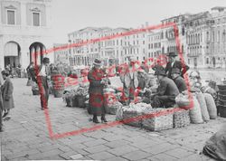 The Market 1938, Venice