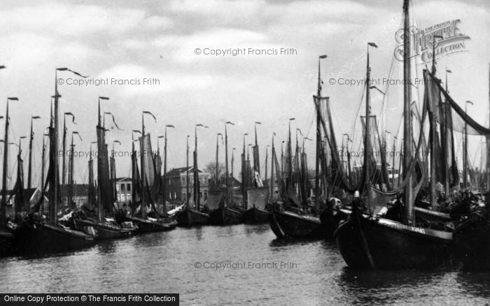 Photo of Volendam, Harbour c.1935