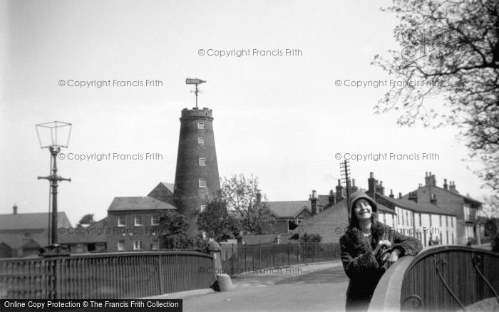 Photo of Wainfleet All Saints, Bateman's Brewery Windmill c.1950