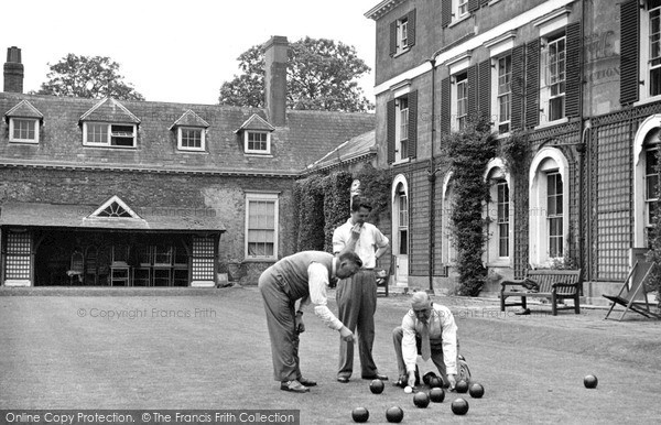 Wallingford, Bowling On The Lawn At Castle Priory c.1955