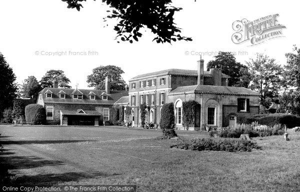 Photo of Wallingford, The Lawns, Castle Priory c.1960