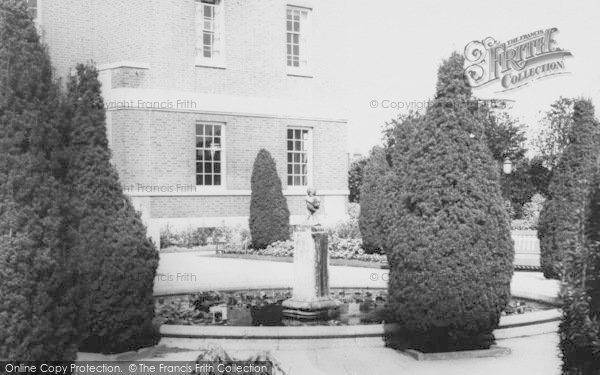 Photo of Wallington, The Public Library Pool c.1965