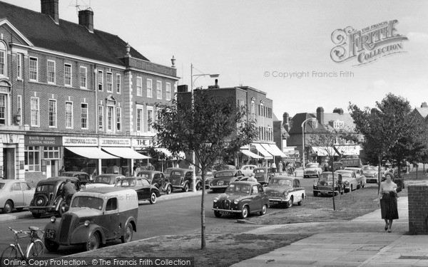 Photo of Walton On Thames, Cars In New Zealand Avenue 1959