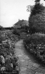 Gardens, Wishing Well c.1955, Wannock