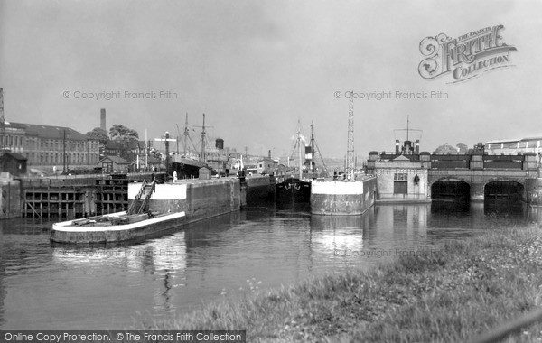 Photo of Warrington, Latchford Locks c.1955