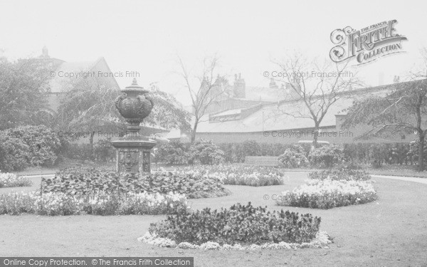 Photo of Warrington, Queens Gardens c.1950
