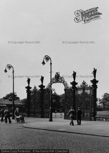 Photo of Warrington, The Park Gates c.1950