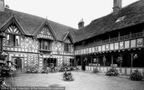 Photo of Warwick, Leycester Hospital Courtyard 1922