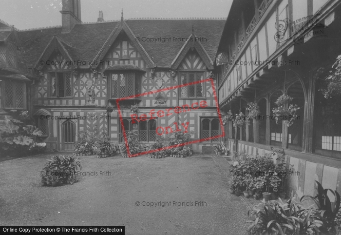 Photo of Warwick, Leycester Hospital Courtyard 1922