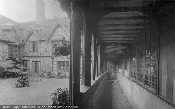 Photo of Warwick, Leycester Hospital, Courtyard 1922
