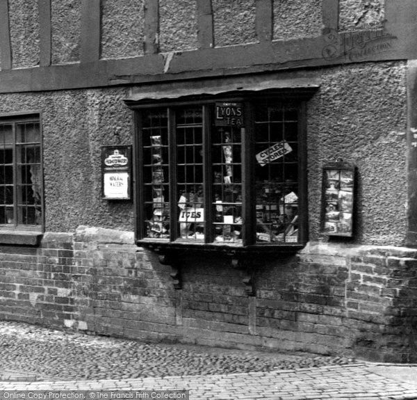 Photo of Warwick, Shop Window 1922