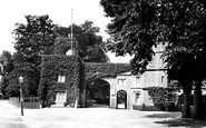 Watford, Cassiobury Park Gates 1921