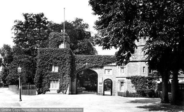 Photo of Watford, Cassiobury Park Gates 1921