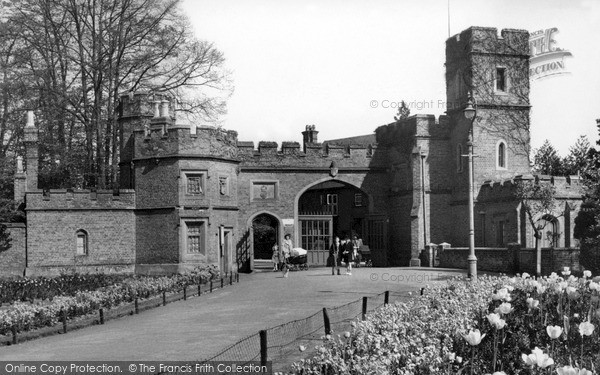 Photo of Watford, Cassiobury Park Gates c.1950