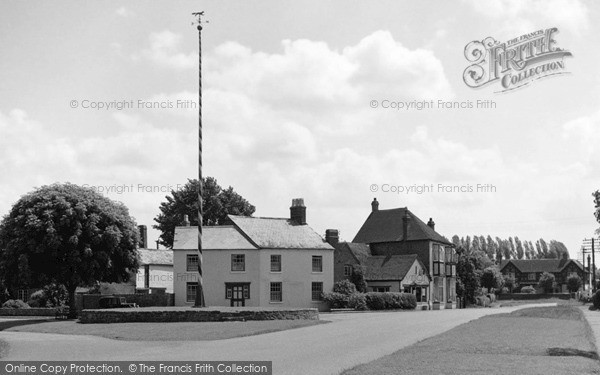 Photo of Welford On Avon, The Maypole And Green 1952