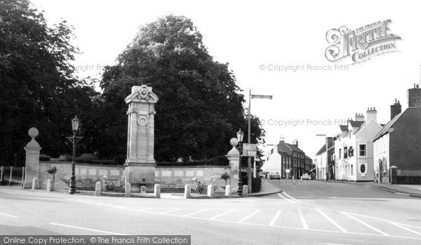 Photo of Wellingborough, Broad Green Memorial c.1965