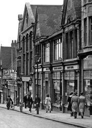 Pedestrians On Midland Road c.1950, Wellingborough