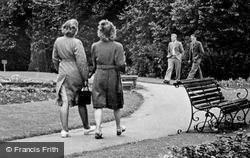 Walking Through Swanspool Gardens c.1950, Wellingborough