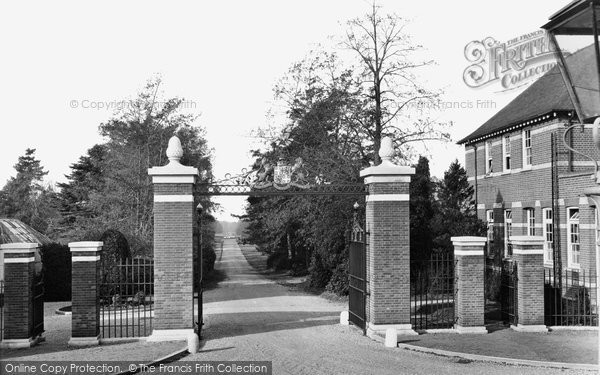 Photo of Wellington College, The Mordaunt Gates 1928
