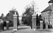 The Mordaunt Gates 1928, Wellington College
