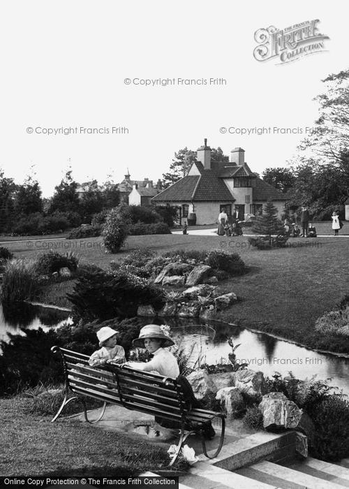 Photo of Wellington, Mother And Child In The Park 1912
