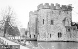 Bishop's Palace, Drawbridge And Moat 1961, Wells