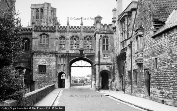 Photo of Wells, Chain Gate c.1950