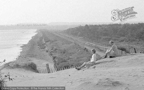 Photo of Wells Next The Sea, Sisters On The Embankment 1950