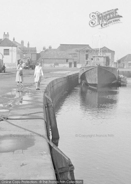 Photo of Wells Next The Sea, The Quay, Descrying Fish 1950