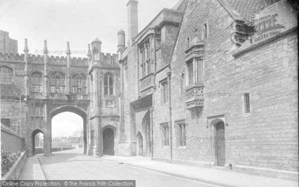 Photo of Wells, The Chain Gate c.1920
